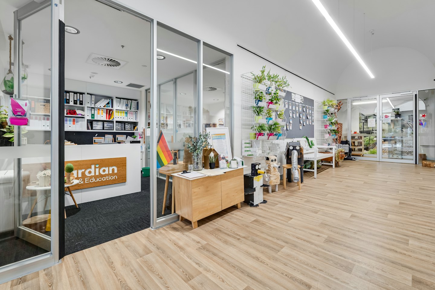 Moderní recepce s dřevěnými prvky uvnitř dětského zařízení.